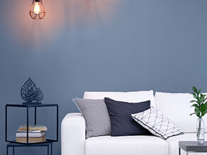 Middle_blue_lounge_room_white_contrasting_couch_dark_navy_metal_elements_books_pillow